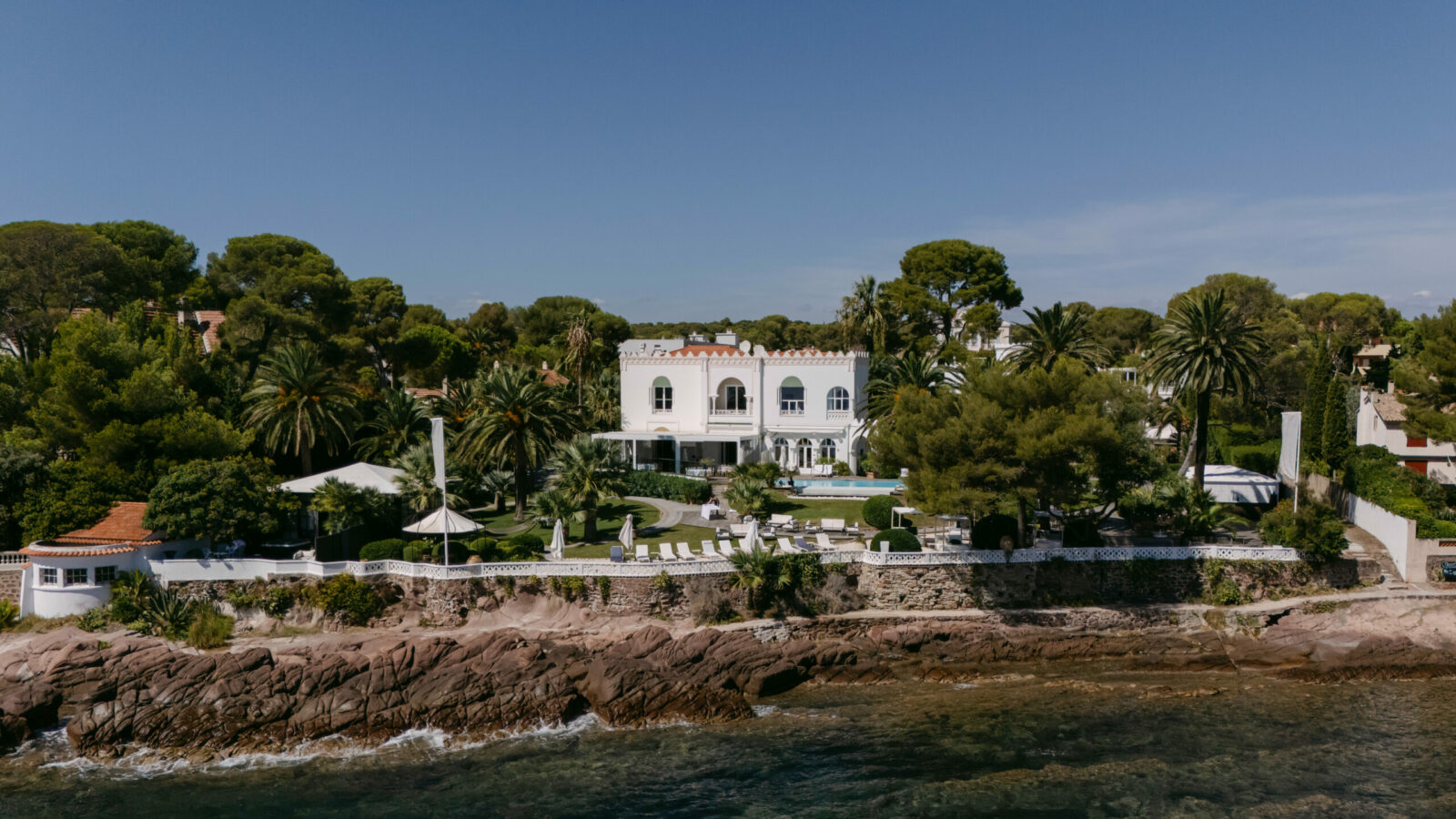Photographe mariage Côte d’Azur 9 Une villa blanche au bord de la mer, au milieu des pins, vue depuis l'eau