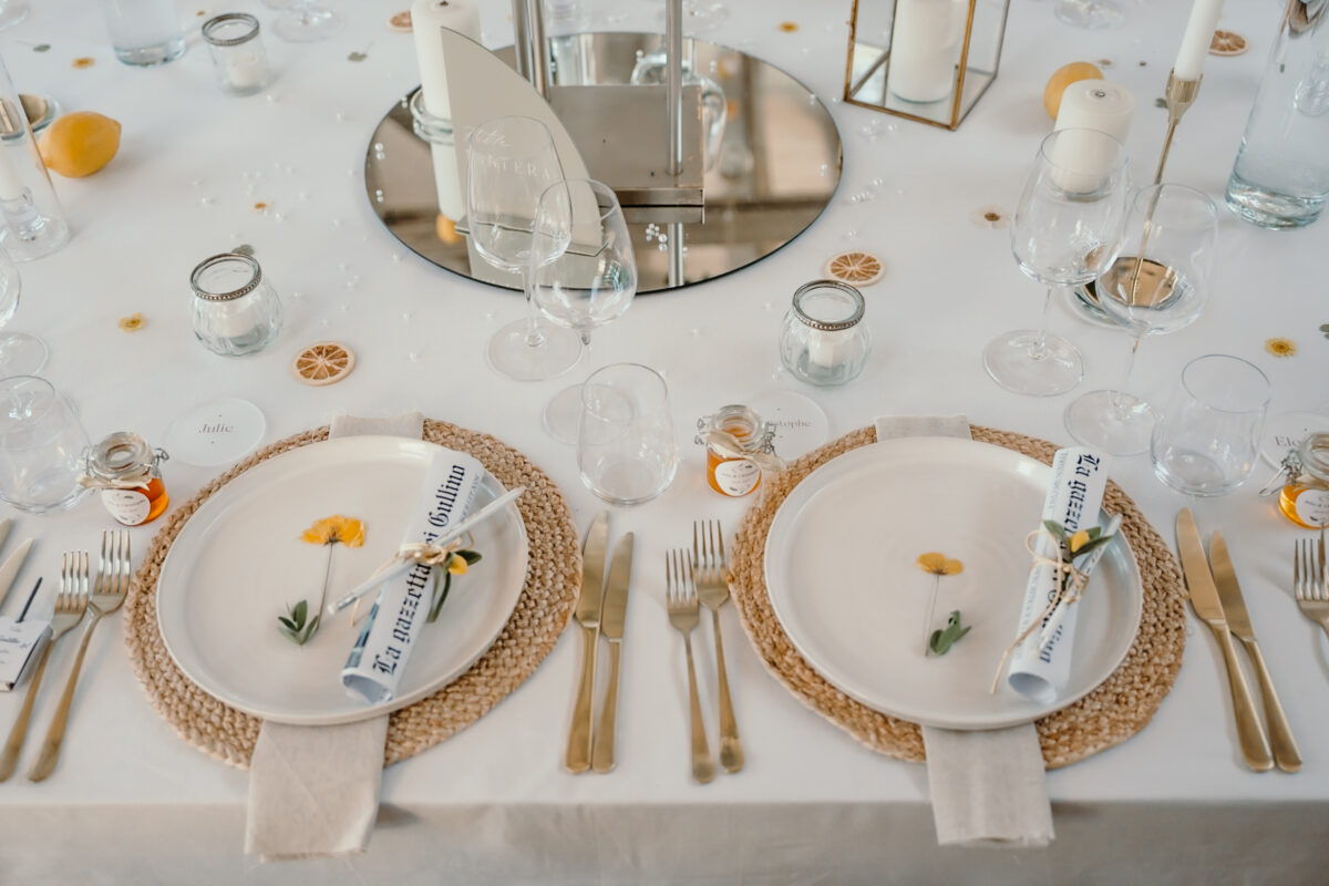 Table dressée avec assiettes et sous-assiettes dorées, vue du dessus