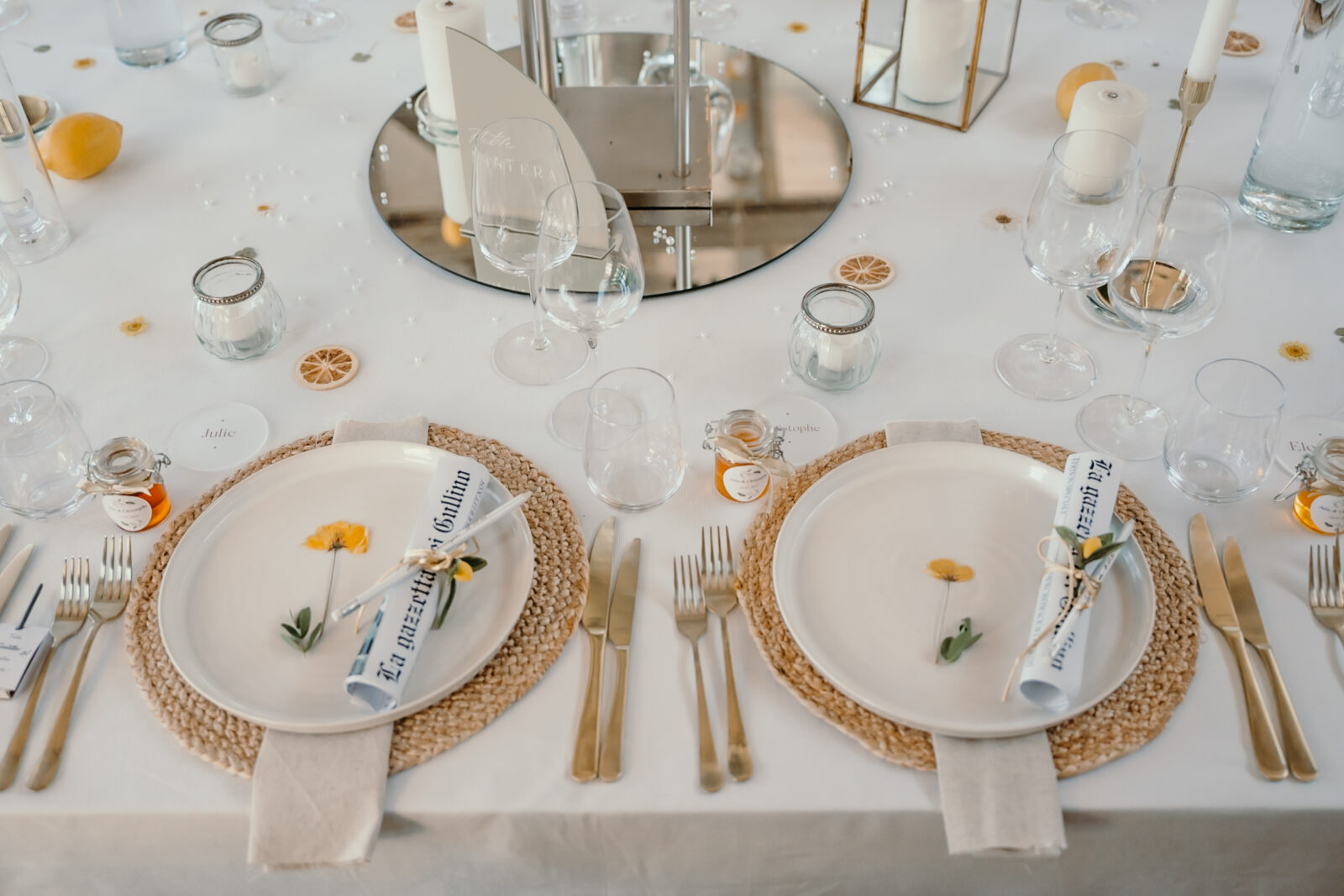 Photographe mariage haut de gamme Provence 5 Table dressée avec assiettes et sous-assiettes dorées, vue du dessus