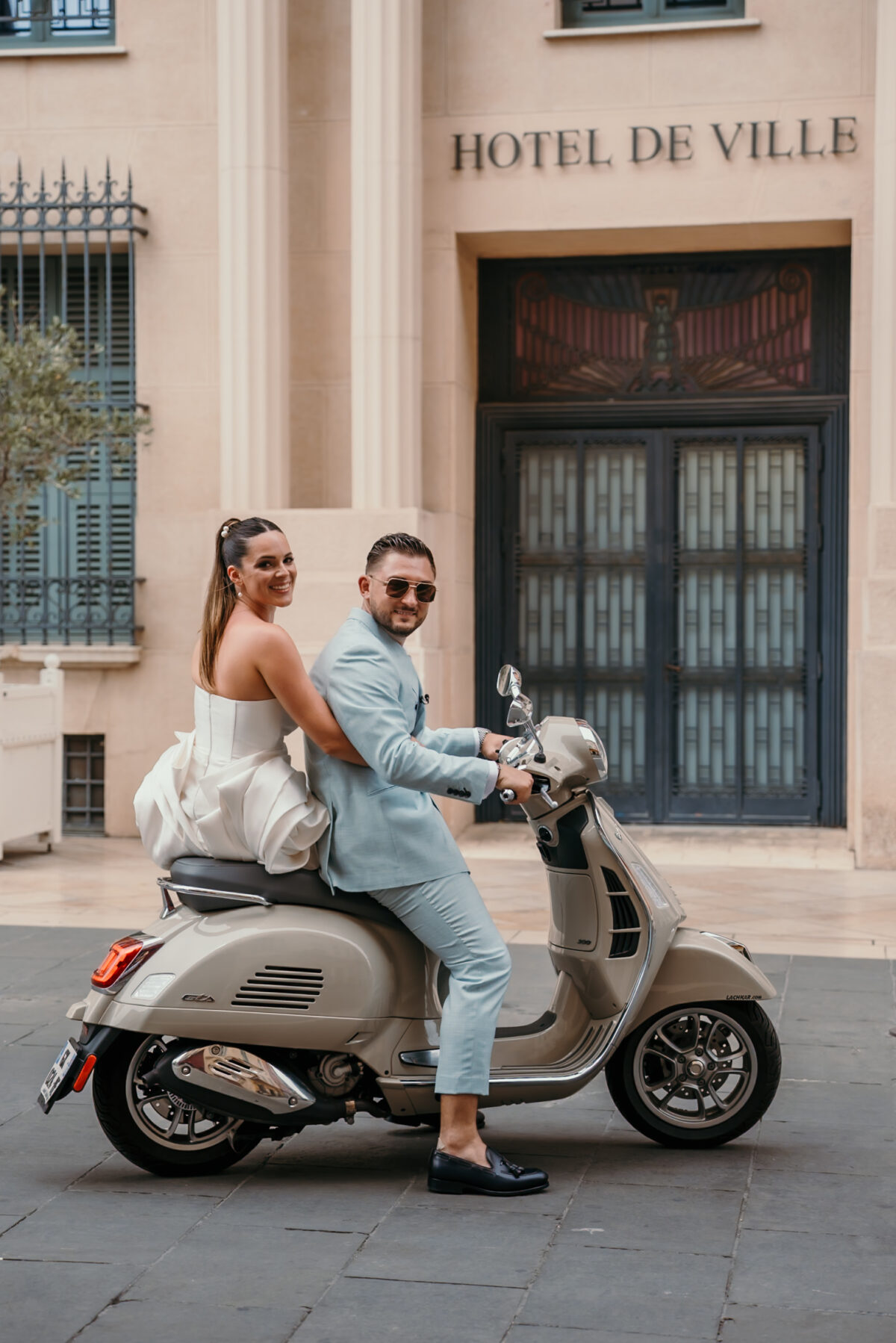 Les mariés partent en Vespa devant l'hôtel de ville