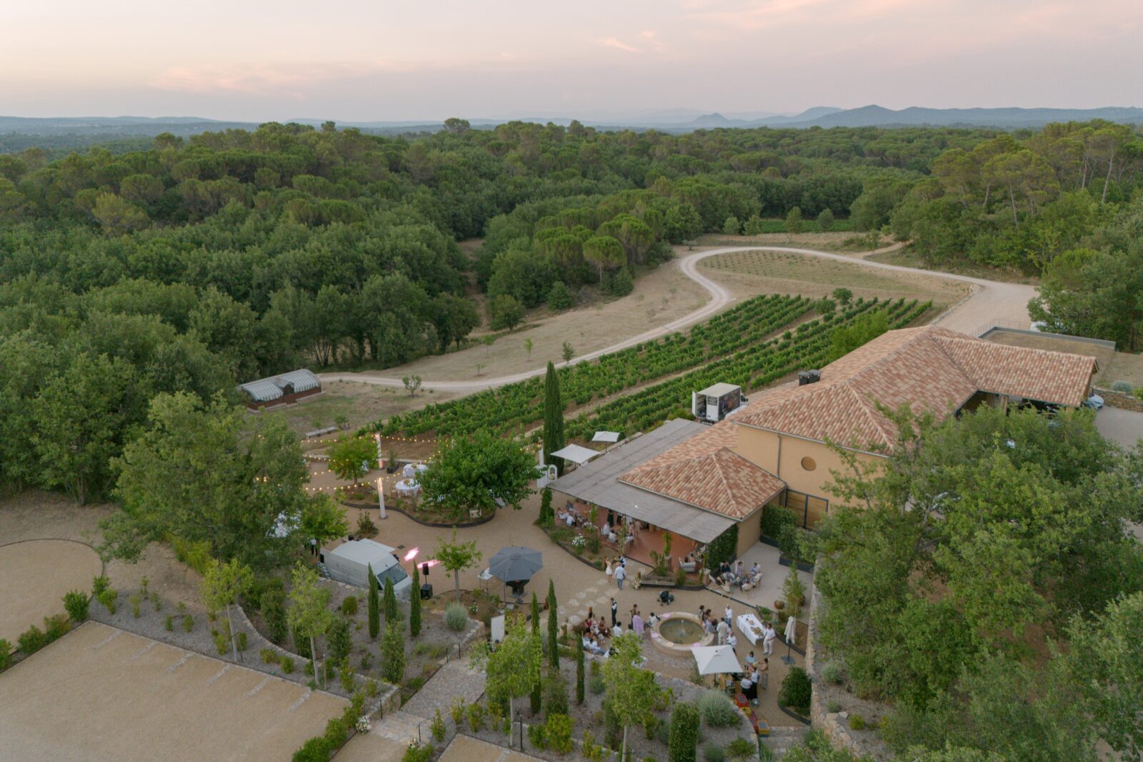 Photographe mariage Tourves 6 Vue aérienne du Domaine de Blacailloux, au milieu des vignes et des bois du Var