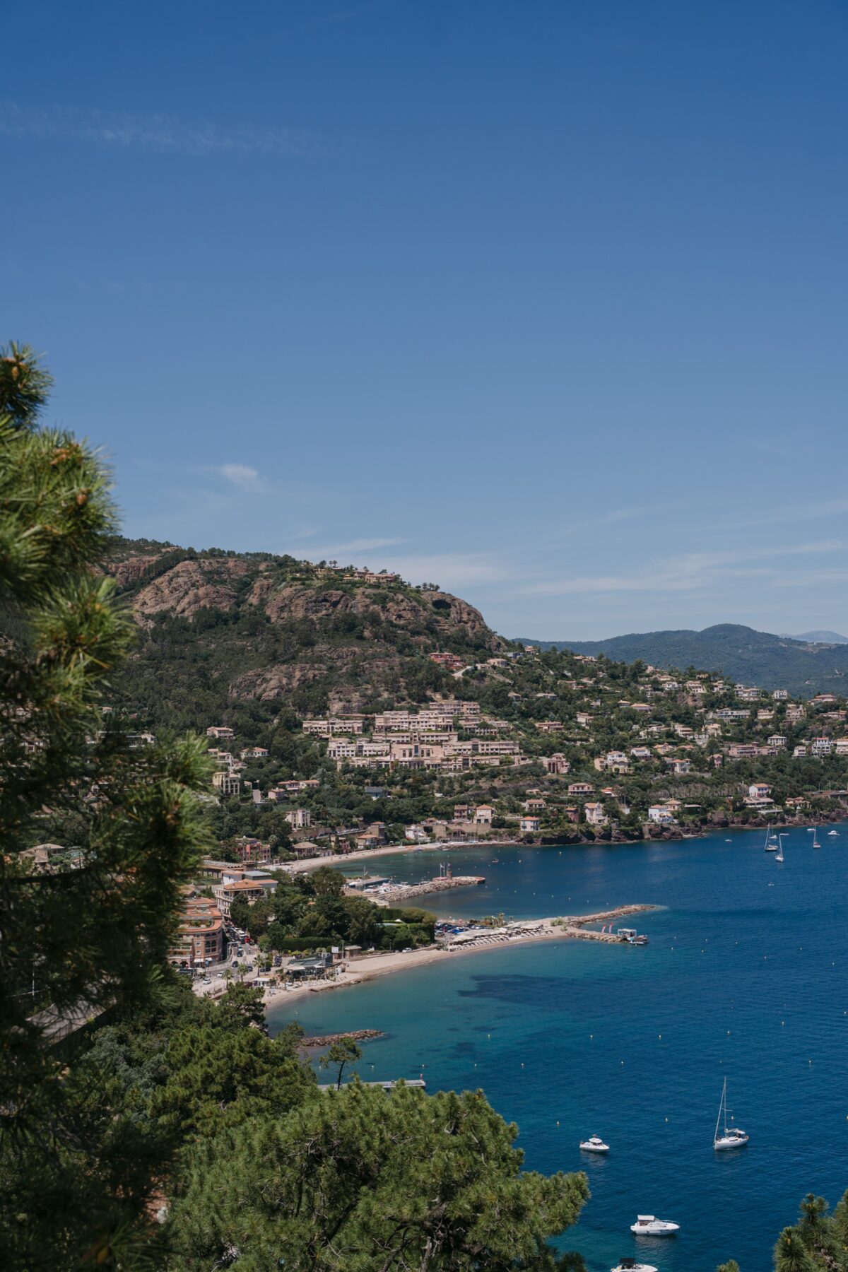 La baie de Théoule-sur-Mer vue d'en haut, les roches rouges de l'Estérel plongeant dans la mer