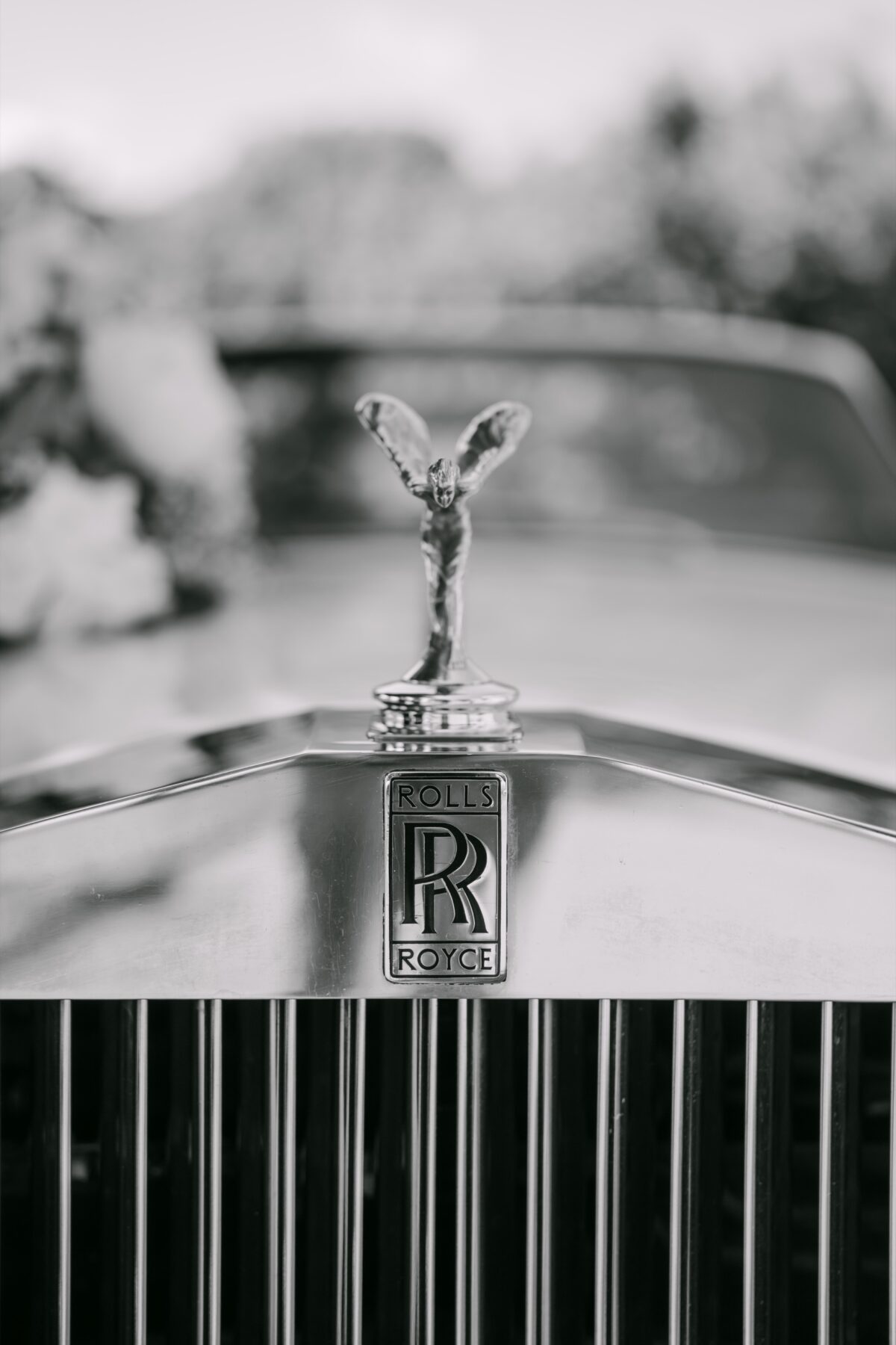 En noir et blanc, l'emblème argenté d'une Rolls-Royce ancienne
