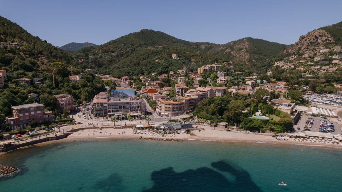Vue aérienne d'une baie de l'Estérel, les collines plongeant dans une mer turquoise