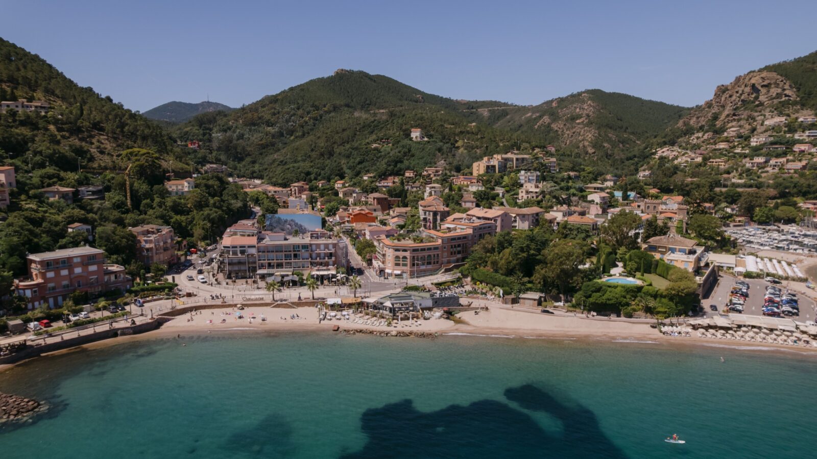 Photographe mariage Côte d’Azur 2 Vue aérienne d'une baie de l'Estérel, les collines plongeant dans une mer turquoise