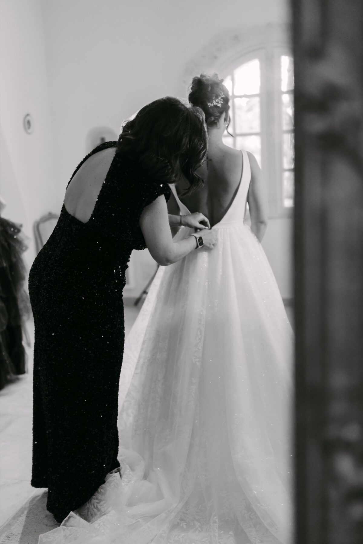 En noir et blanc, la mariée serre une proche dans ses bras