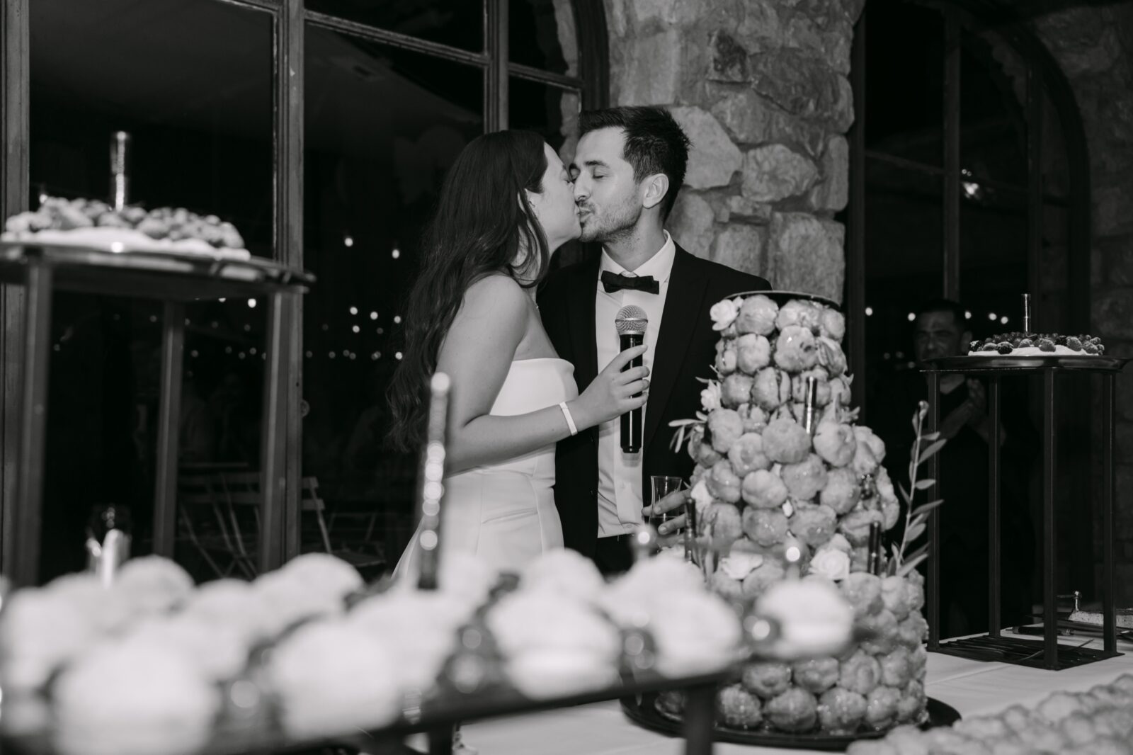 Photographe mariage Fréjus 8 En noir et blanc, les mariés s'embrassent près de la pièce montée, la nuit