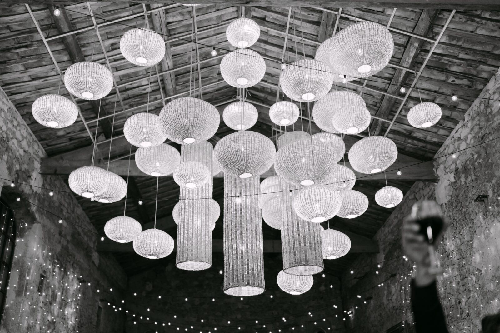 Photographe mariage Aups 4 En noir et blanc, des dizaines de suspensions lumineuses sous une voûte de pierre