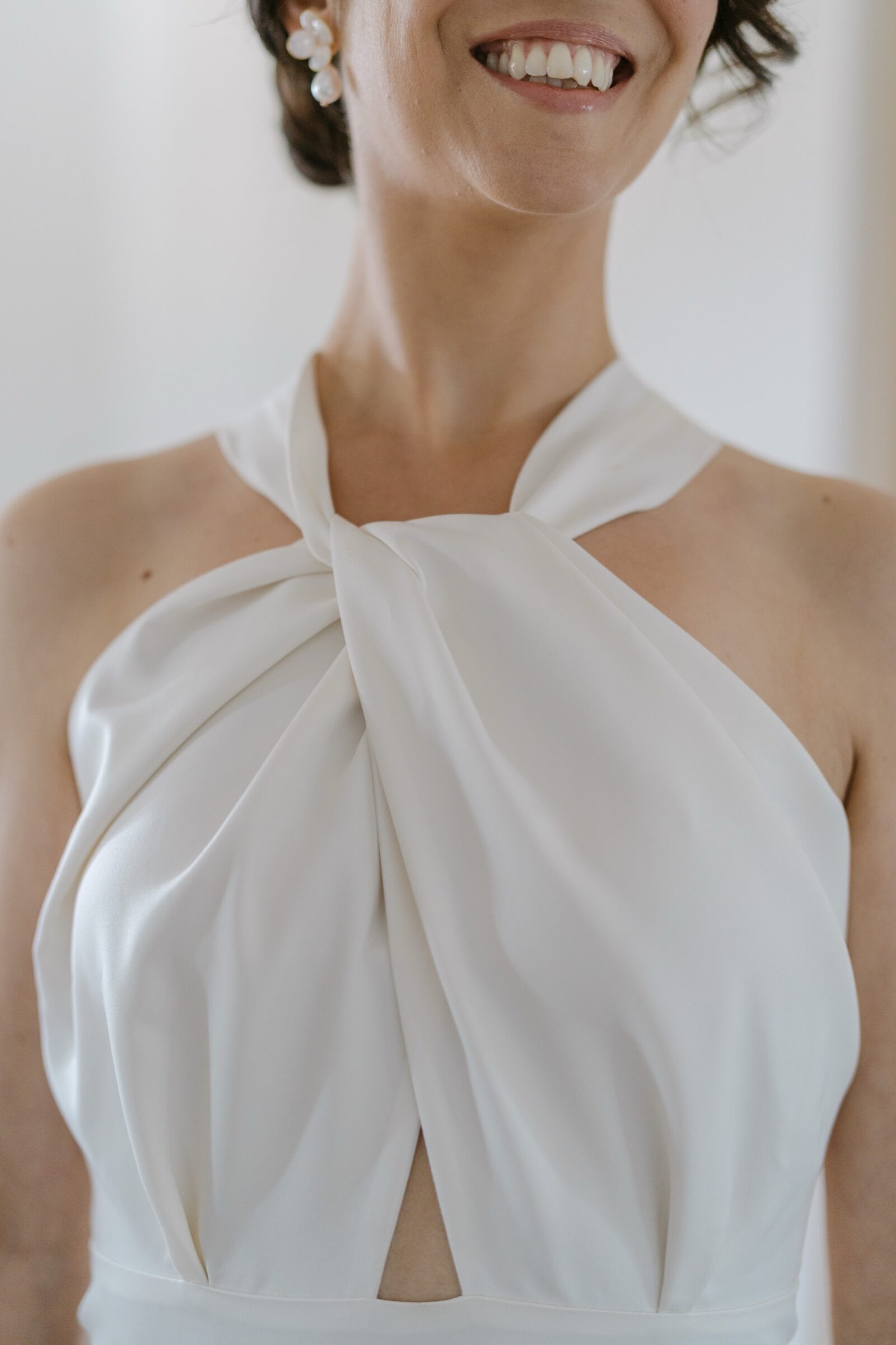 Photographe mariage Lorgues 8 Détail de la robe drapée de la mariée, qui sourit