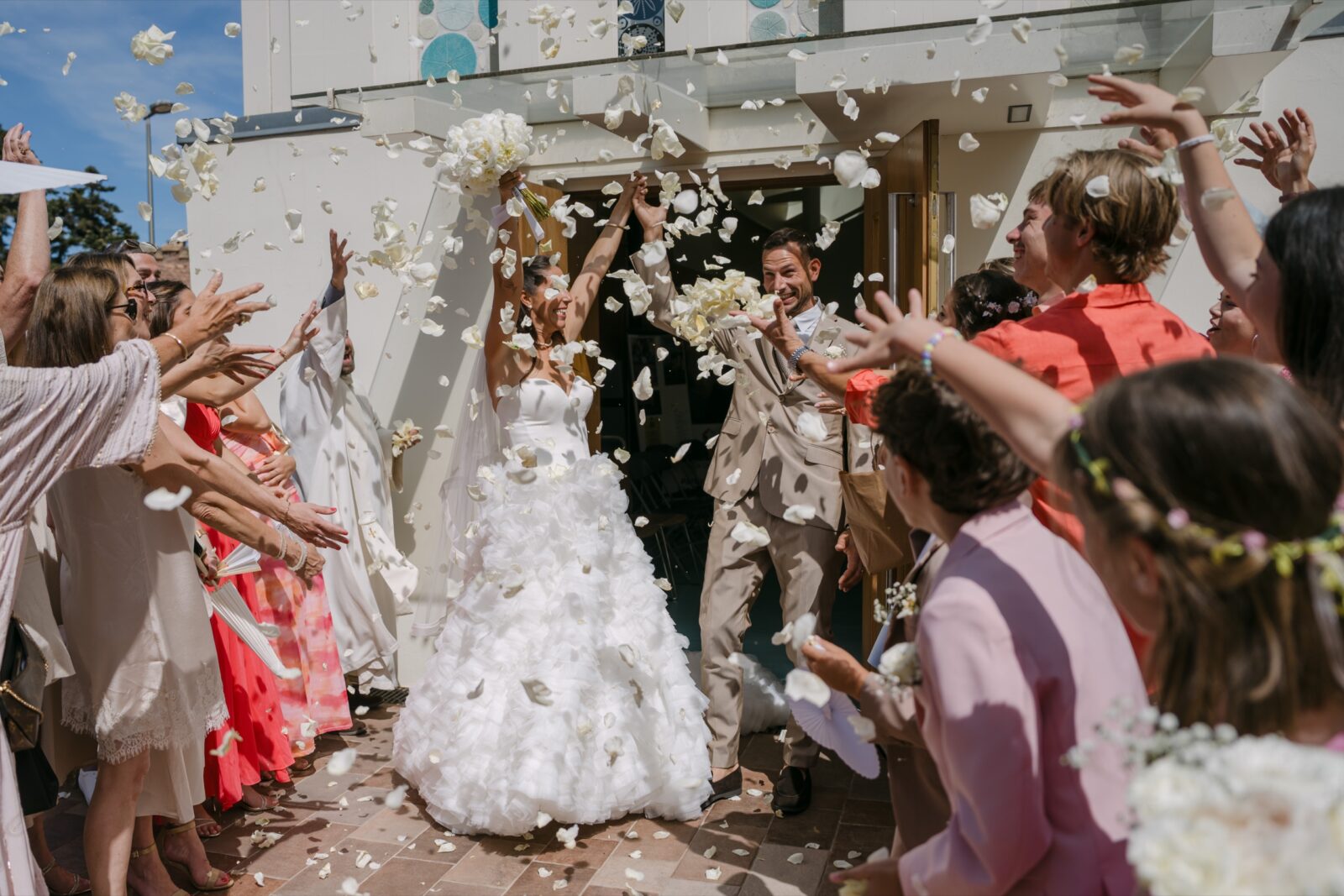 Photographe mariage Saint-Raphaël 6 À la sortie de l'église, les invités lancent des pétales sur les mariés